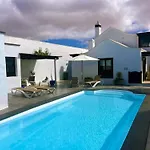 Βίλα With Heated Pool