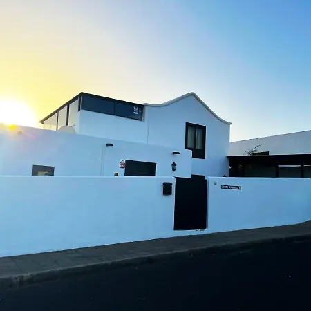 Βίλα With Heated Pool *