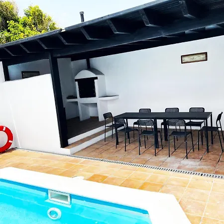 Βίλα With Heated Pool *